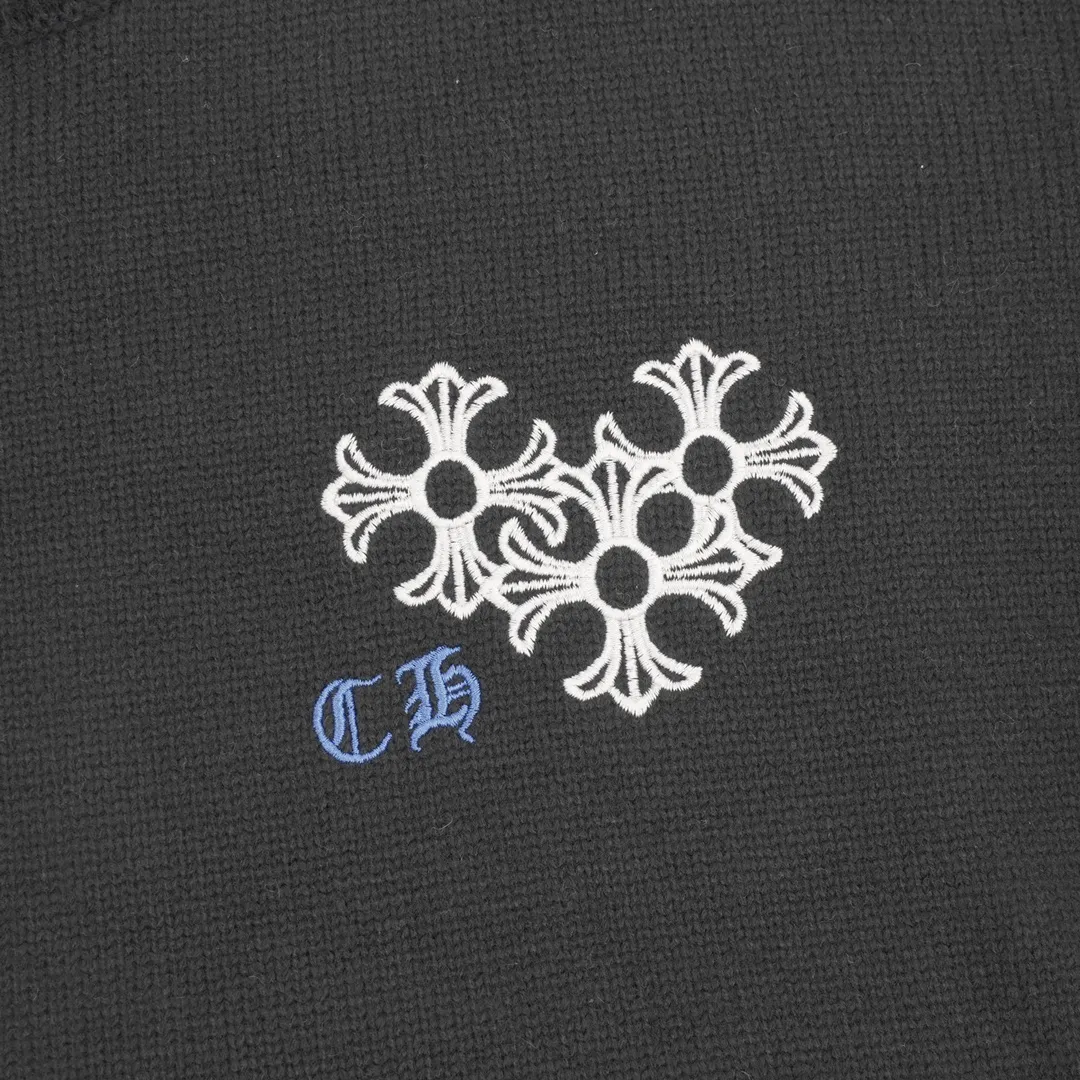 P540 Chrome Hearts CH Chrome Hearts 25ss embroidered disc Sanskrit cross hole knitted sweater pullover. It is a very popular style. It is the same for men and women. It is matched with black and white. It looks good in real life. It looks good on the upper body. It looks good in daily wear. It is even more photogenic. It’s hard not to buy it. Buy it for me!!! Believe me, no one can refuse such a machine-length Chrome Hearts jacket. It has expanded the version based on the old version. The upper body is loose and stylish, and the hem is expanded to a casual design. Fat people look extremely slim, thin people have limited height and high-end. Ten thousand yuan ZP printing, 1:1 perfect restoration, looks good when worn alone or stacked, can be easily controlled by both men and women. If you care more about quality, you must also respect the price. It is completely different from the thin see-through bottoms and junk products on the market that pill when worn. If the style makes you shine at a glance, then quality is what you should pay more attention to. Compared with price, we focus on quality. Customers who have received my products all know it. ️️️ Sweaters on the market are generally made of bract core yarn. We use modal. The advantages over core-spun yarn are very intuitive: high cost, high price, high density, relatively expensive for developers, and let us make a lot less money. In addition, it is delicate, has no scum on the upper body, resists pilling, and is high-end. We are conscientious sellers and do not use core-spun yarn. Apart from being cheap, core-spun yarn is really useless. It shrinks, pills, hooks, and makes people pierced. He is proficient in everything. It is 2024. Who doesn’t want to look decent when they go out? Quality determines the upper body effect. No matter how bad the quality, the best style is still the temperament of the urban-rural fringe. We only do long-term business. Quality determines character. Take it back and wear it with confidence and wash it. The quality of the pattern will definitely make your eyes shine. We only make the right version of high quality. We make high-end hard goods. Reject junk goods and reject fast food. Conscientious quality and conscientious price. You deserve it!  Color: Black Beige Gray Size: S-L